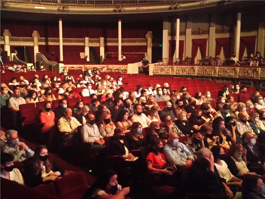 Teatro Coliseo Podestá a pleno disfrutando la velada