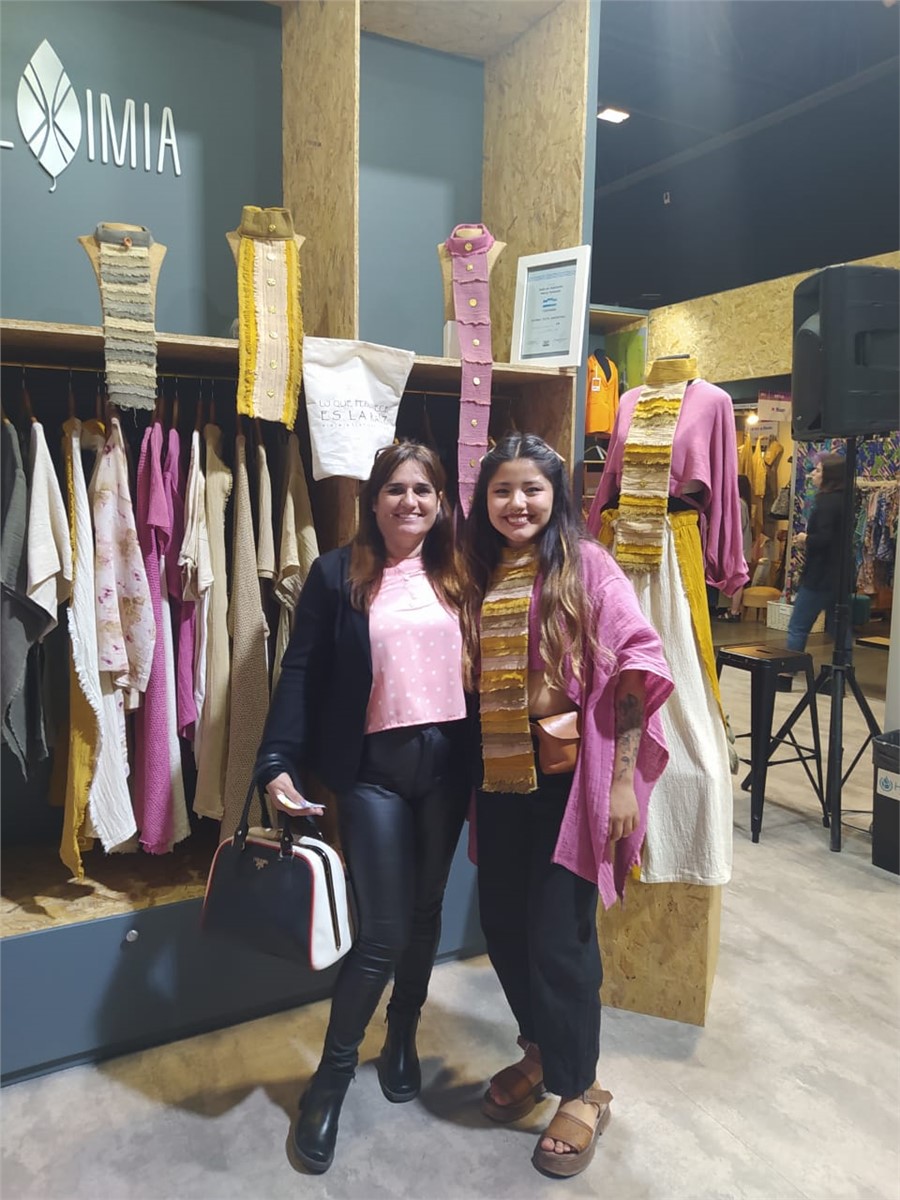 Visitando el Stand de Alquimia, amiga de Dopler participante de Tucumán del evento Italia en la Piel Moda di Autore, presente en la Expo
