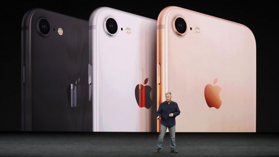 Los nuevos colores del iPhone 8, en la presentación de Phil Schiller foto: Reuters