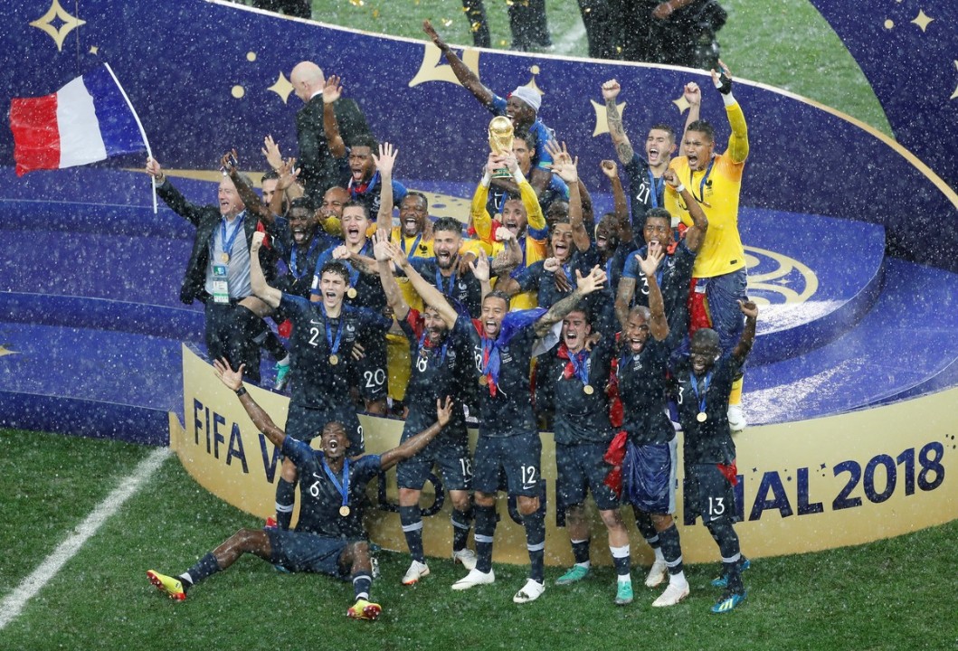Jugadores de Francia celebran la victoria con la copa del mundo.(AP Photo/Frank Augstein