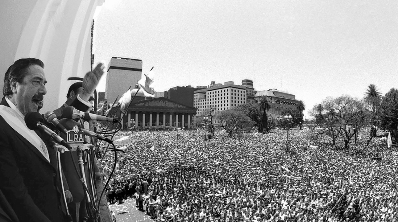 Raúl Alfonsín en el Cabildo el 10 de diciembre de 1983