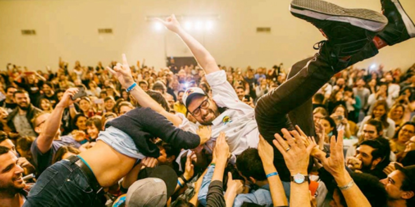 El diseñadora San Spiga volando con sus fans. Foto Prensa TRImarchi2018