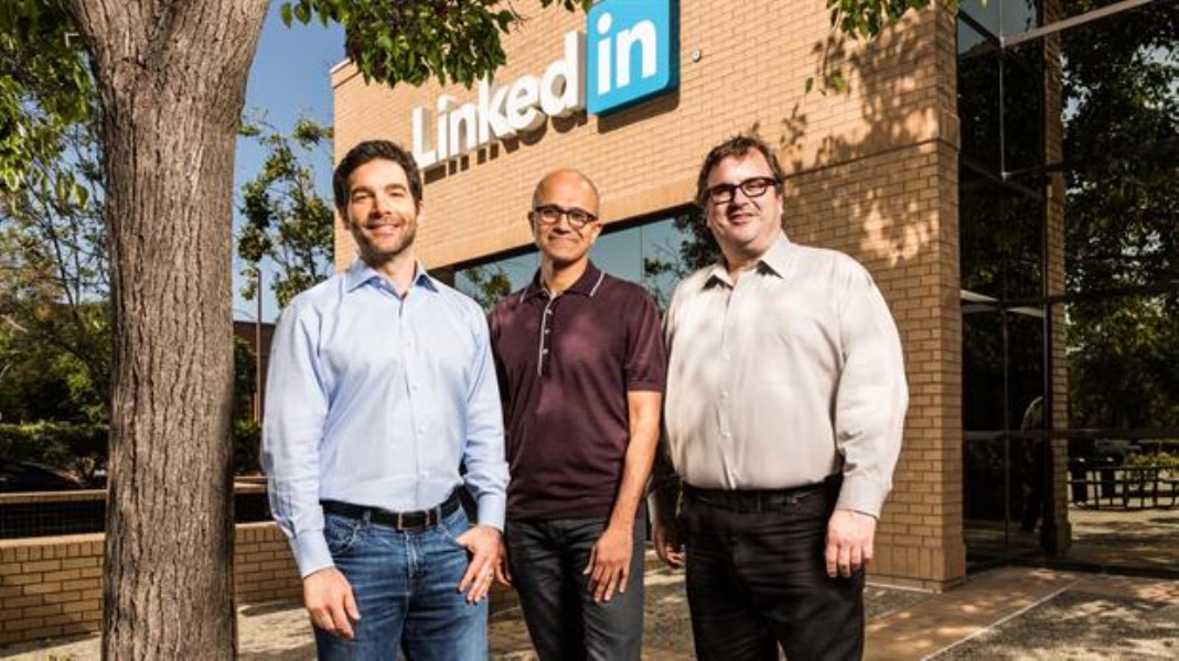 Satya Nadella (centro), CEO de Microsoft, junto a Jeff Weiner (izq, CEO de LinkedIn) y Reid Hoffman (fundador de LinkedIn, derecha).