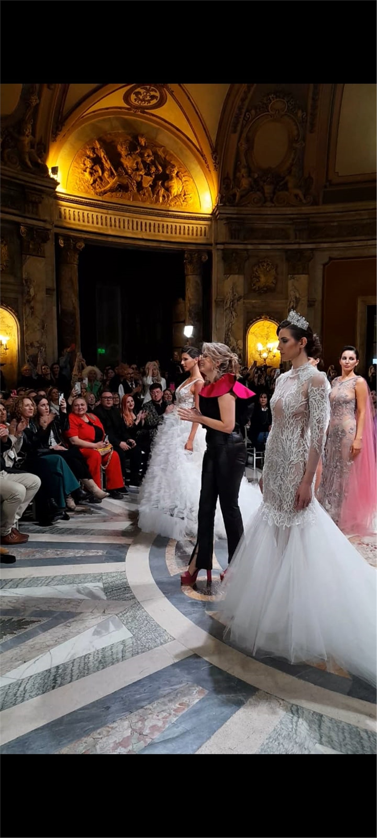 La diseñadora Ana Terrasanta con sus modelos y sus diseños saludando a sala colmada y ovacionada por su gran talento en Argentina Fashion Week 2023