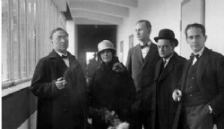 Inauguración de la nueva Bauhaus. Wassily Kandinsky, Nina Kandinsky, Georg Muche, Paul Klee, Walter Gropius, Germany, Dessau. Photo © Walter Obschonka, 1926.