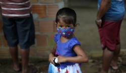 De un simple pañuelo a las mascarillas comerciales, pasando por las que se hacen en la casa, la protección contra la COVID-19 es real, pero varía (Reuters/ Jason Cairnduff)