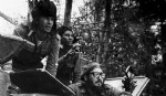 Foto tomada el 08 de enero de 1959 que muestra al lider cubano Fidel Castro encaramado en un jeep, acompañado del tambien lider revolucionario Camilo Cienfuegos, cuando ingresan con las tropas guerrilleras a La Habana. Foto: Archivo