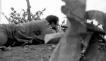 Foto tomada el 08 de enero de 1959 que muestra al lider cubano Fidel Castro encaramado en un jeep, acompañado del tambien lider revolucionario Camilo Cienfuegos, cuando ingresan con las tropas guerrilleras a La Habana. Foto: Archivo