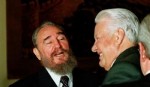 Fotografía cedida, por el sitio oficial Cubadebate que muestra al ex presidente cubano Fidel Castro en la Sierra Maestra en 1958.
