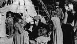 Foto tomada el 08 de enero de 1959 que muestra al lider cubano Fidel Castro encaramado en un jeep, acompañado del tambien lider revolucionario Camilo Cienfuegos, cuando ingresan con las tropas guerrilleras a La Habana. Foto: Archivo