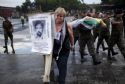 Marylena Bustamante con el retrato de su hermano desaparecido durante la guerra.