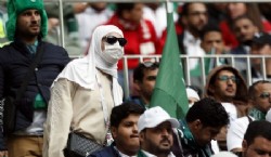 El camerunés Rigobert Youmbi es un hincha caracterizado en la historia de los Mundiales. Suele pintar todo su cuerpo con los colores del país anfitrión (AP Photo/Rebecca Blackwell)