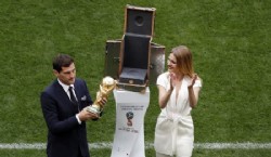 El arquero español Iker Casillas fue el encargado de presentar el trofeo junto a la modelo rusa Natalia Vodiónova. Foto Infobae