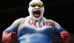 El camerunés Rigobert Youmbi es un hincha caracterizado en la historia de los Mundiales. Suele pintar todo su cuerpo con los colores del país anfitrión (AP Photo/Rebecca Blackwell)