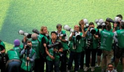 Casillas levantó el trofeo en Sudáfrica 2010 y esta vez lo presentó ante un público que empezaba a colmar el Luznhiki (REUTERS/Carl Recine)