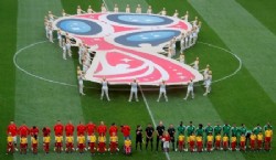 El arquero español Iker Casillas fue el encargado de presentar el trofeo junto a la modelo rusa Natalia Vodiónova. Foto Infobae