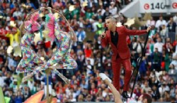 El camerunés Rigobert Youmbi es un hincha caracterizado en la historia de los Mundiales. Suele pintar todo su cuerpo con los colores del país anfitrión (AP Photo/Rebecca Blackwell)