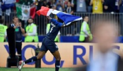 Jugadores de Francia celebran la victoria con la copa del mundo. (AP Photo/Martin Meissner)


