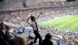 Samuel Umtiti celebra la victoria en la final de la copa del mundo frente a Croacia. (AP Photo/Petr David Josek