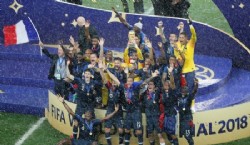 Jugadores de Francia celebran la victoria con la copa del mundo.(AP Photo/Frank Augstein