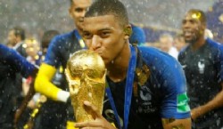 CAMPEONES! Kylian Mbappe celebra con el Trofeo de la copa del mundo la victoria. REUTERS/Kai Pfaffenbach home

