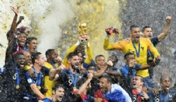 Jugadores de Francia celebran la victoria con la copa del mundo. (AP Photo/Martin Meissner)

