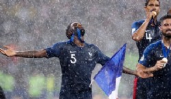 Samuel Umtiti celebra la victoria en la final de la copa del mundo frente a Croacia. (AP Photo/Petr David Josek