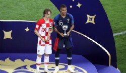 Jugadores de Francia celebran la victoria con la copa del mundo.(AP Photo/Frank Augstein