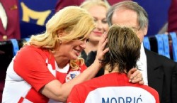 Jugadores de Francia celebran la victoria con la copa del mundo. (AP Photo/Martin Meissner)

