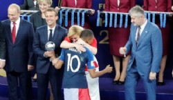 Samuel Umtiti celebra la victoria en la final de la copa del mundo frente a Croacia. (AP Photo/Petr David Josek