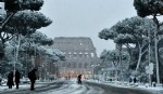 El Coliseo cubierto de nieve (REUTERS/Remo Casilli)