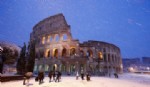 El Coliseo cubierto de nieve (REUTERS/Remo Casilli)
