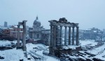 El Coliseo cubierto de nieve (REUTERS/Remo Casilli)