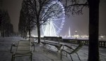 Una pareja camina por la Plaza de la Concordia cubierta por nieve (EFE/Ian Langsdon)