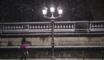 Una mujer camina en la nieve en París (AP/Thibault Camus)