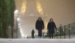 Dos personas con esquís cerca de la Tour Eiffel en París (REUTERS/Gonzalo Fuentes)