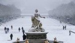 Una pareja camina por la Plaza de la Concordia cubierta por nieve (EFE/Ian Langsdon)