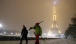 Dos personas con esquís cerca de la Tour Eiffel en París (REUTERS/Gonzalo Fuentes)