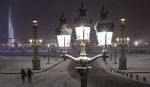 Una pareja camina por la Plaza de la Concordia cubierta por nieve (EFE/Ian Langsdon)