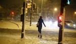 Una mujer camina en la nieve en París (AP/Thibault Camus)