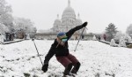 Dos personas con esquís cerca de la Tour Eiffel en París (REUTERS/Gonzalo Fuentes)