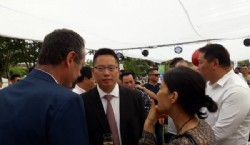 Conversando con el Cónsul de la República Popular de China Dr. Zhijun CHEN, intercambiando visiones del Evento