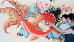 La imagen típica de las pinturas de Yangliuqing consiste en un niño gordinflón con una carpa en sus brazos.