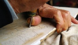 La elaboración de un dibujo consiste en una combinación de grabado e impresión en una tabla de madera que después se pinta manualmente.