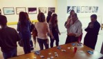 Gabriel Lacolla, jefe de Departamento de Diseño en Comunicación Visual observando las tarjetas que repartieron en la exposición.