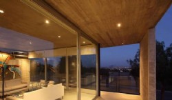 Los grandes paños de ventanales de aluminio logran una fluida relación con el paisaje exterior. 
Casa S (A4 Estudio) con carpinterías Alcemar.

