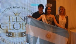 Sta. Guadalupe Menvielle Candia flamante Miss Teen Globe 2019 posando con sus padres que la acompañaron en todo el proceso. Foto Dopler Agencia de Noticias de Diseño. Todos los derechos reservados