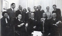 Victoria Ocampo posa junto al equipo de la revista, entre otros se ven Silvina Ocampo, Bioy Casares, Borges, Alicia Jurado y Enrique Pezzoni Foto Wikipedia