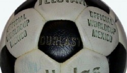 1930, Uruguay: en el primer mundial se utilizó la pelota argentina de 12 paneles, balones de tiento con gajos rectangulares   Fuente: Archivo