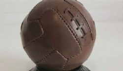 1930, Uruguay: en el primer mundial se utilizó la pelota argentina de 12 paneles, balones de tiento con gajos rectangulares   Fuente: Archivo